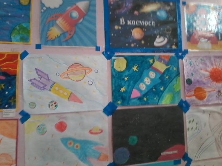 В нашем детском саду в апреле прошла выставка рисунков на тему