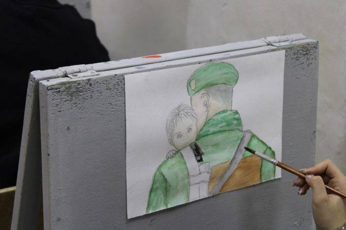 Юные новомосковцы сделали рисунки для участников спецоперации
