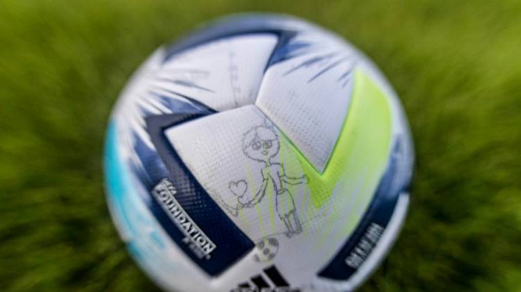 Дети помогли создать официальный мяч Суперкубка УЕФА