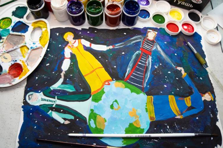 В Смене на экспозиции рисунков дети изобразили единство народов России