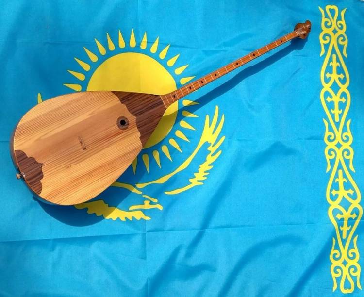 Казахский народный инструмент домбра