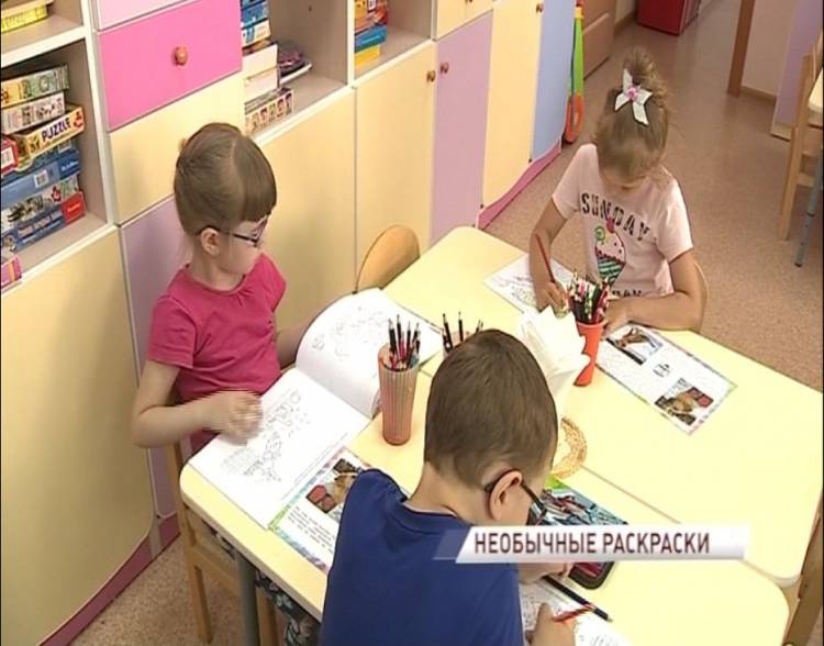 Волонтеры Ярспаса подарили детям раскраски с правилами безопасности