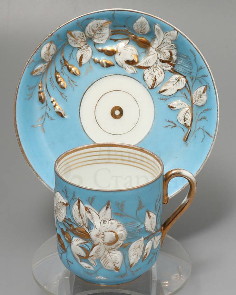 антикварную чашку с блюдцем с белыми цветами на голубом фоне, Товарищество М