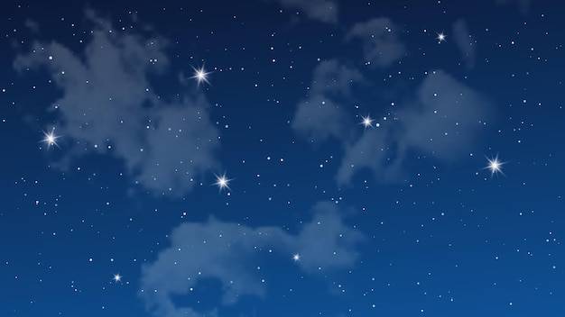 Ночное небо с облаками и множеством звезд