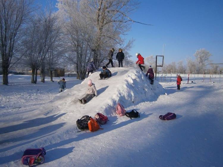 Картинки дети строят снежную горку 