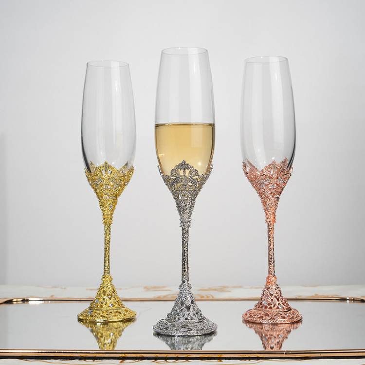 Золотые свадебные бокалы цвета шампанского, серебряные тостов, металлическая основа, филигранный узор, ослепительные Фотообои