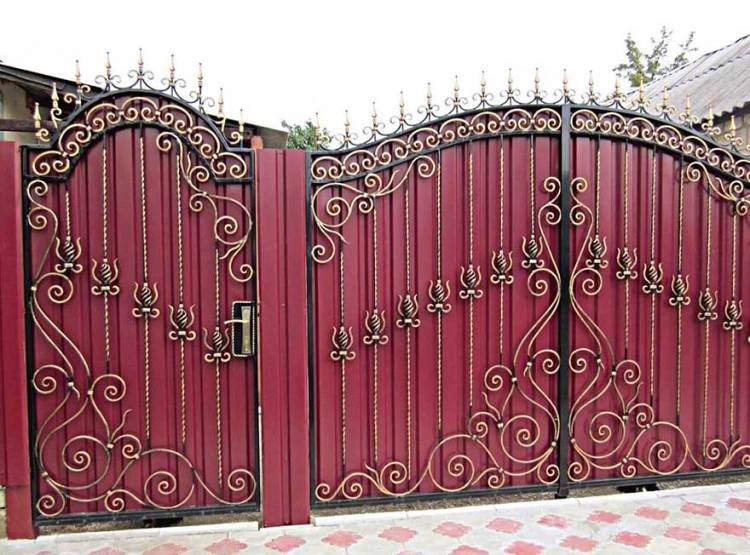 Самые красивые кованые ворота с калиткой для частного дома