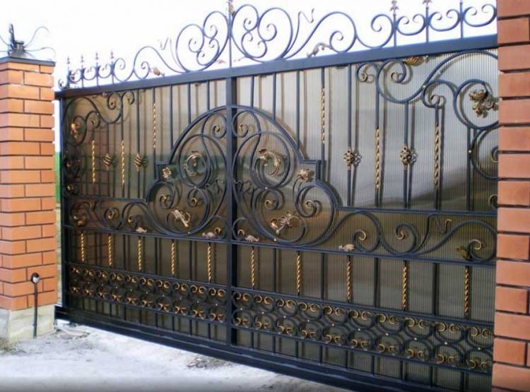 Самые красивые кованые ворота с калиткой для частного дома