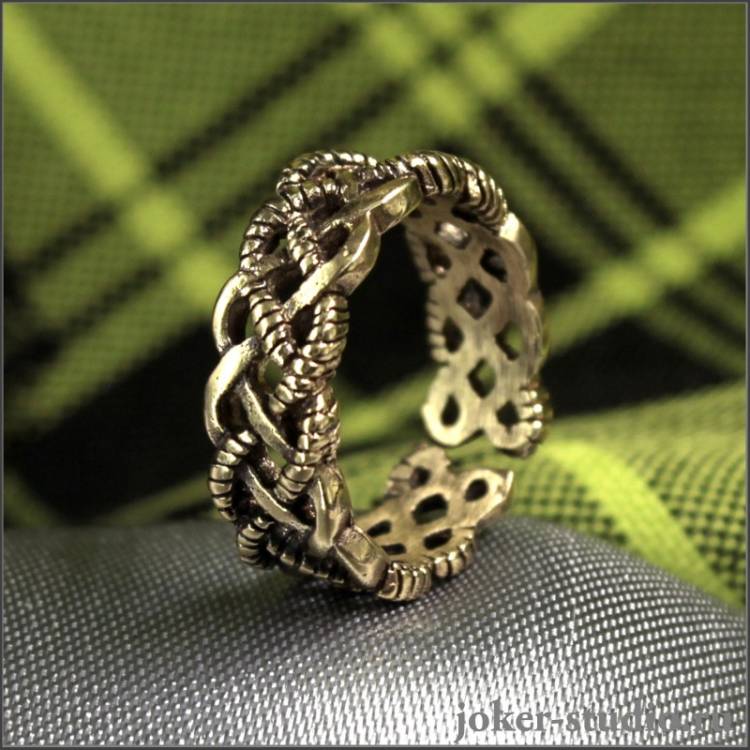 Кельтское кольцо женское из бронзы с красим орнаментом и символом