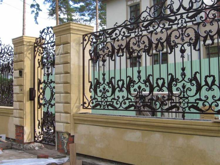 Кованые заборы и ворота в Челябинске от компании Лидер