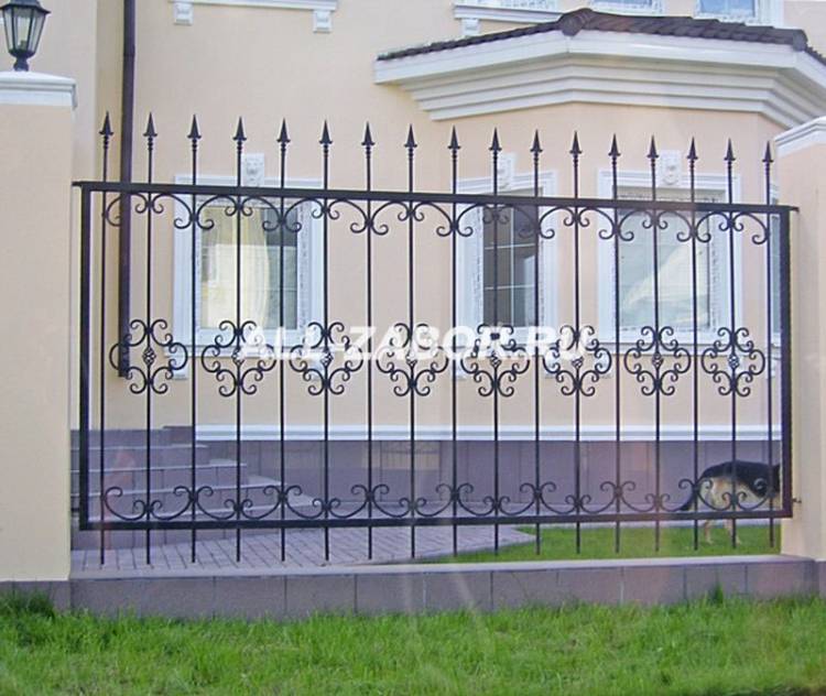 Кованый забор с фундаментом и бетонными столбами в Чите по выгодной цене с установкой под ключ