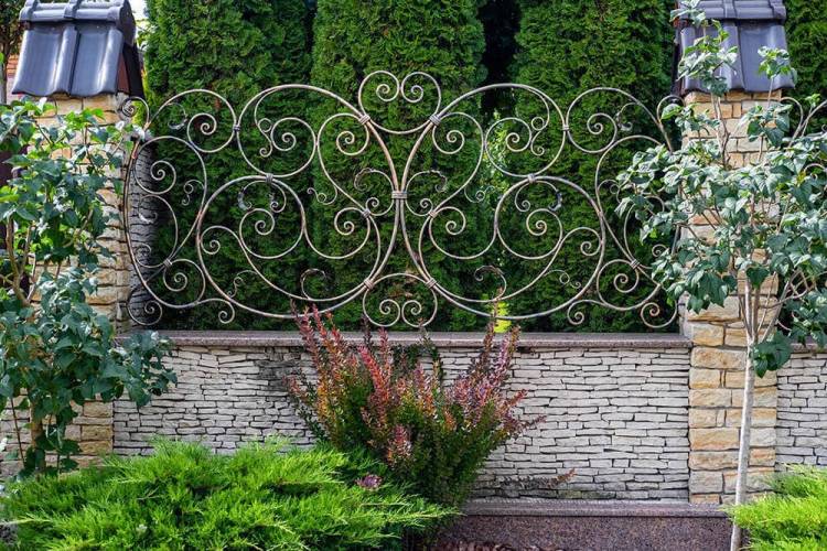 Кованый садовый забор с уникальным дизайном