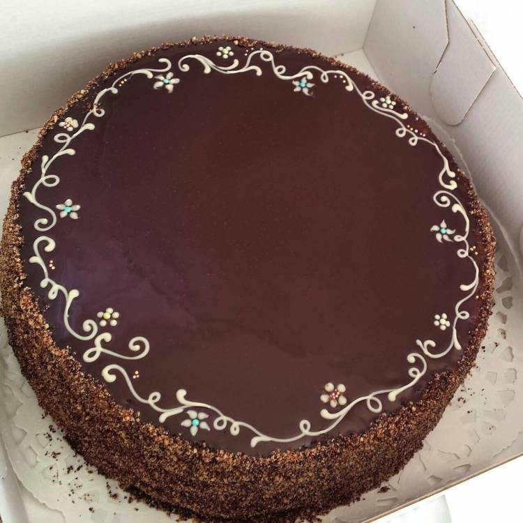 Украшение торта шоколадными узорами