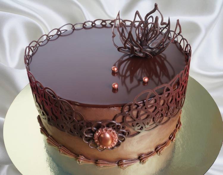 Украшение торта шоколадными фигурками