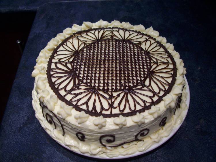 Узоры шоколадом на торте