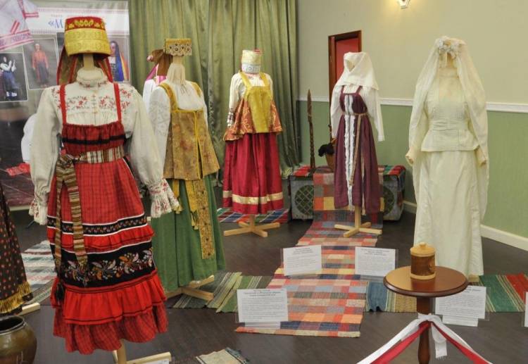 Русские народные костюмы представляет выставка «Невеста», открывшаяся в Усолье в «Доме Брагина»