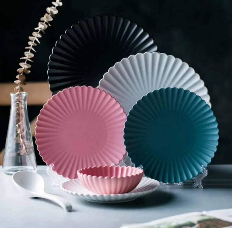 Красивые ,элегантные тарелки и чашки в скандинавском стиле и узорами хризантем
