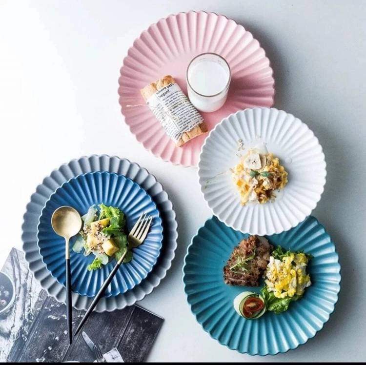 Красивые ,элегантные тарелки и чашки в скандинавском стиле и узорами хризантем