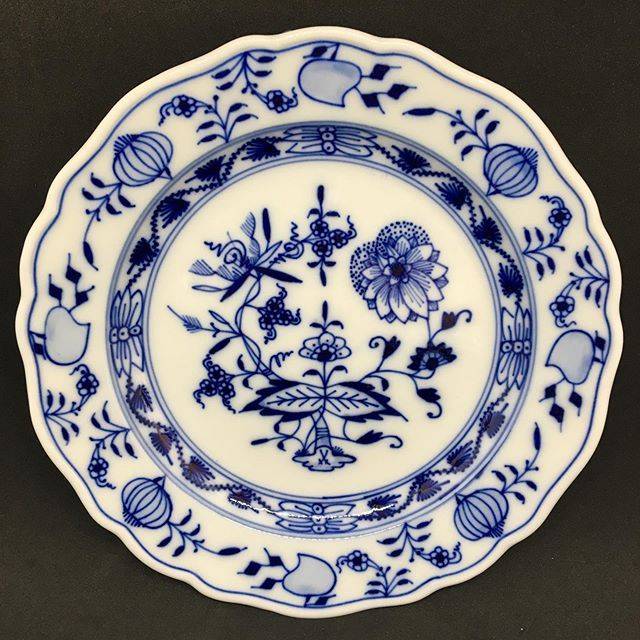 Пять прекрасных фарфоровых тарелок Meissen с самым известным орнаментом фабрики «Луковый узор»