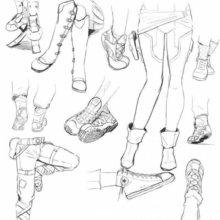 Зарисовки ног в обуви