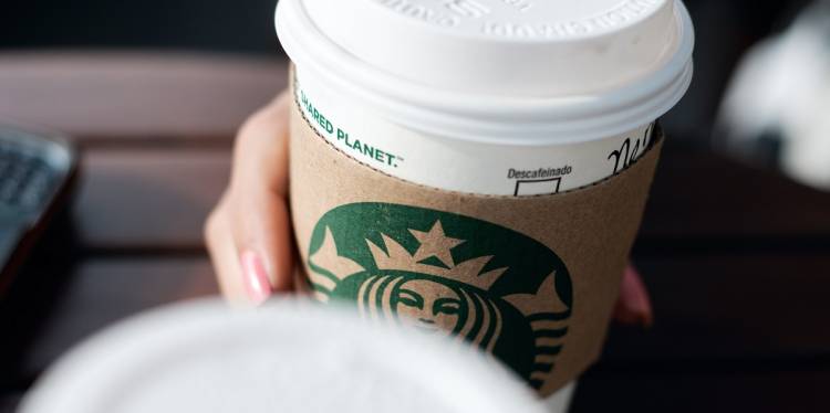 Starbucks выплатит штраф за «раскосые глаза» на чашке