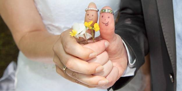 Пальцы, нарисованные женихом и невестой для свадебного символа