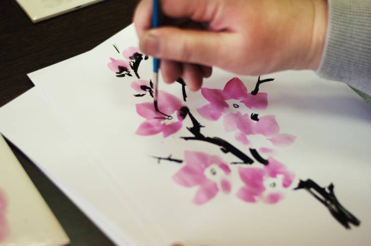 Рисуем сакуру поэтапно в технике суми
