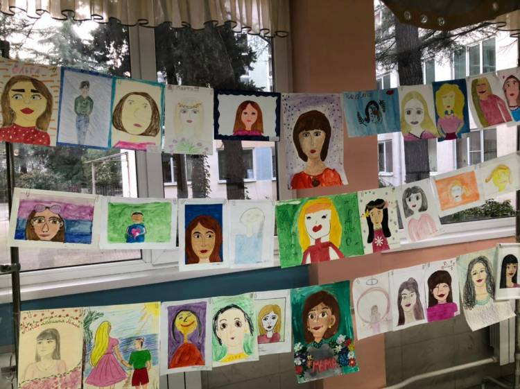 Конкурс рисунков в начальной школе «Портрет моей мамы»