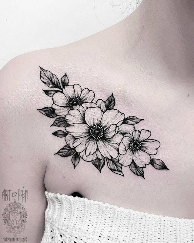 Татуировка женская графика на ключице цветы календулы