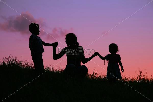 Фотография на тему Мать с детьми на фоне заката