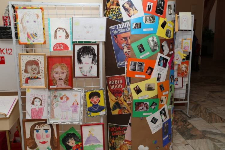 Томский театр «Скоморох» завалили тысячей детских рисунков (ФОТО)