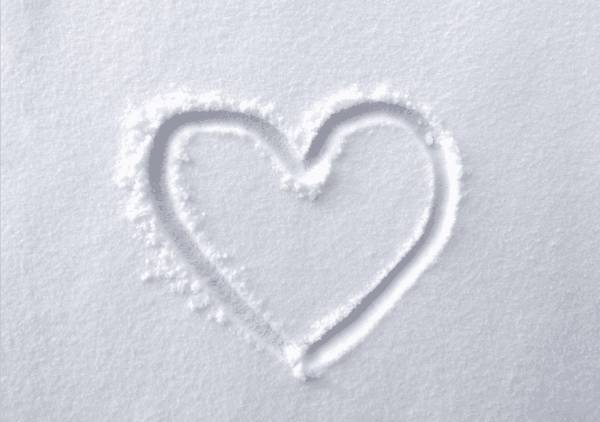 Картинки сердце нарисованное на снегу 