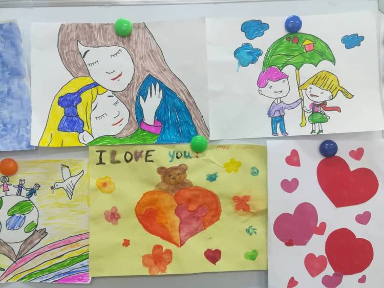 Выставка детских рисунков на тему Все начинается с любви » ГККП Ясли сад №