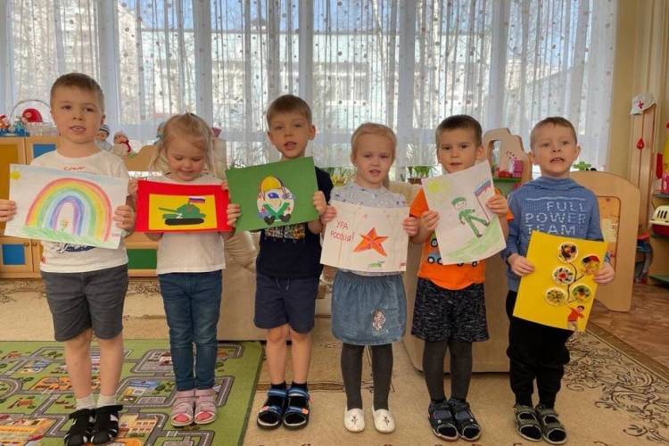 На юго-западе Москвы наградили участников конкурса детских патриотических рисунков