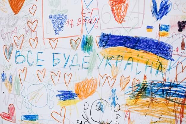 Патриотические детские надписи и рисунки на белой стене на тему войны в украине