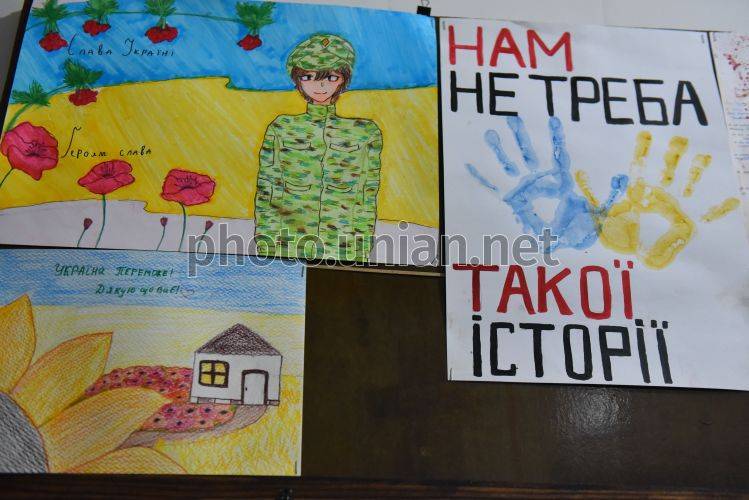 Фото Детские рисунки в Запорожском военном госпитале