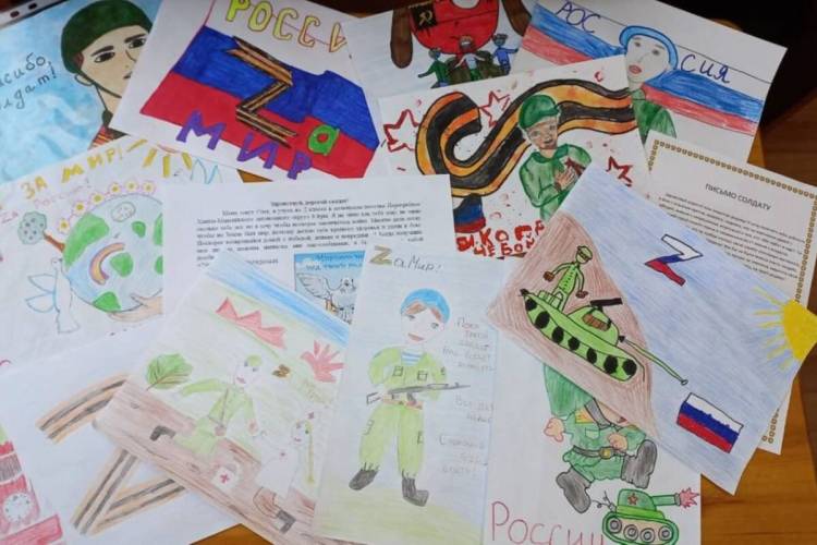 Юные жители Октябрьского района снова передали письма и рисунки российским солдатам