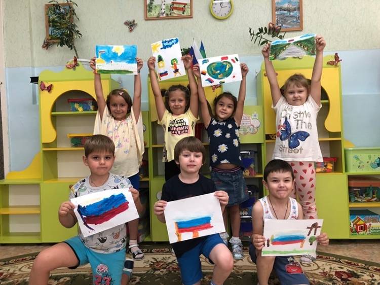 Дети рисуют флаг России