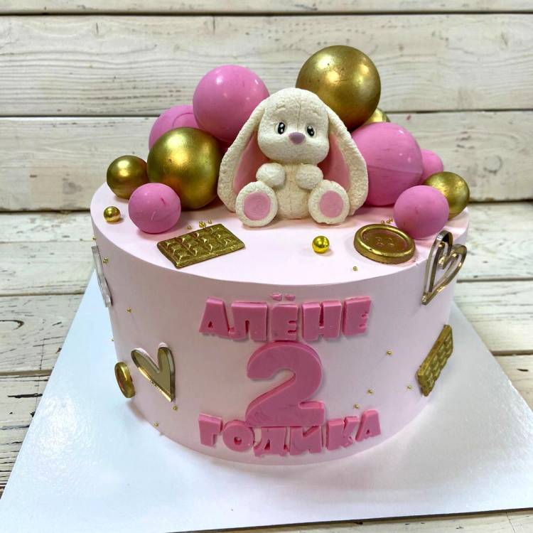 Торт для девочки на день рождения с шоколадным зайцем и шарами