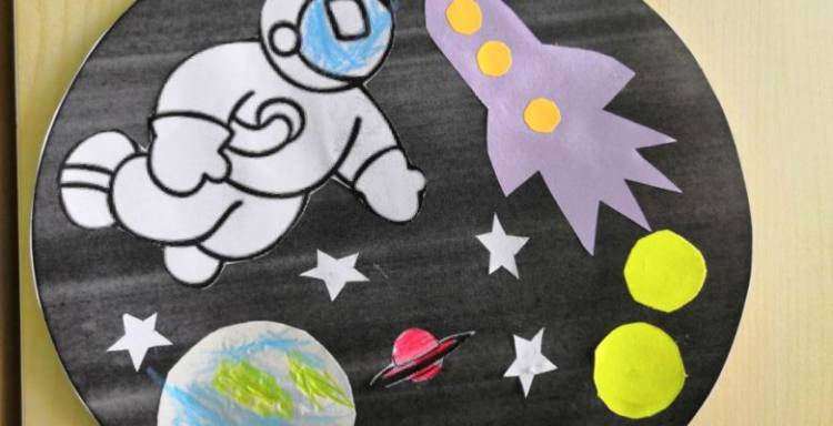 Ко Всемирному дню авиации и космонавтики в школе были оформлены различные информационные стенды, выставки детских рисунков и поделок из бумаги