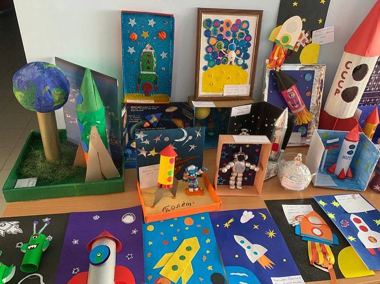 Выставка детских поделок ко Дню космонавтики в детском саду №