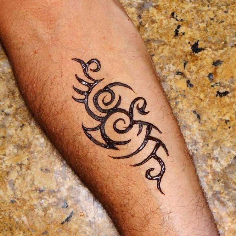 Мужские татуировки на руке хной