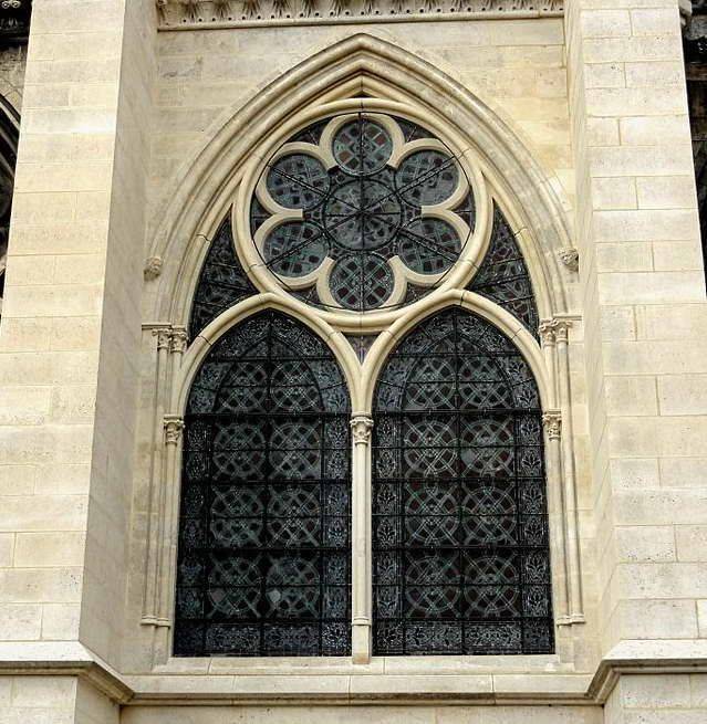 Окно в готическом стиле