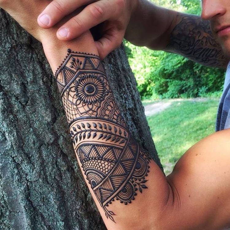 Мужские татуировки на руке хной