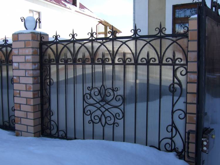 Кованые заборы, ворота из холодной ковки для частного дома в Чебоксарах, фото, цены