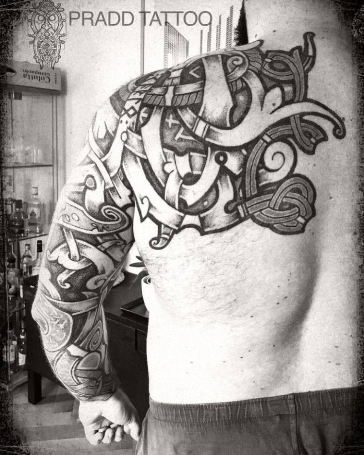 Скандинавский языческий орнамент в татуировках Виталия Pradd