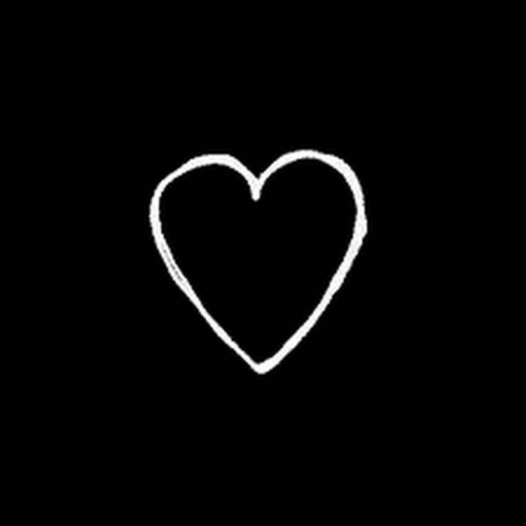 Сердце нарисованное на черном фоне