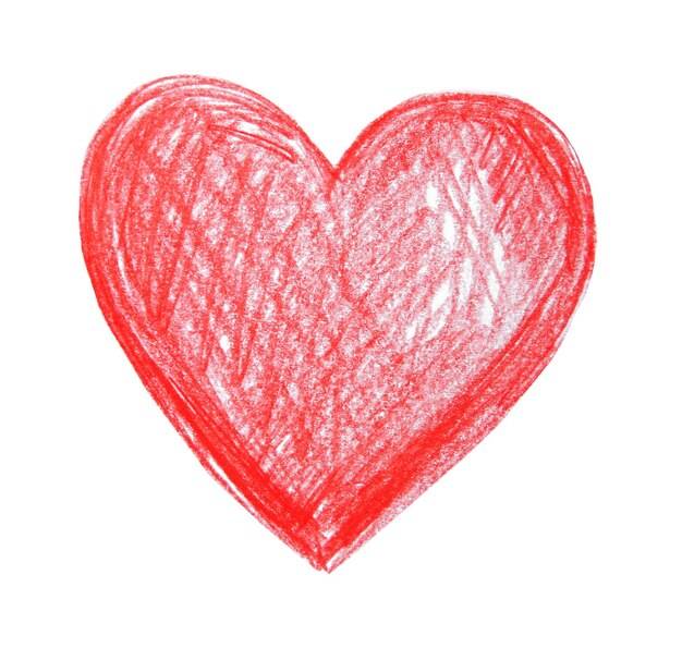 Сердце, нарисованное красным карандашом, изолировано на белом