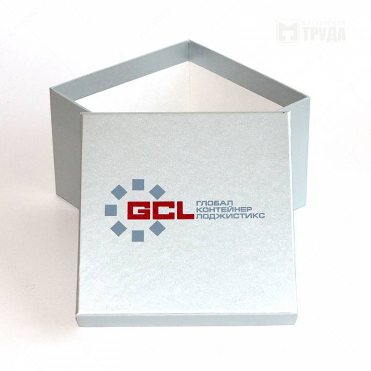 Фирменная маленькая коробочка с кашировкой дизайнерской бумагой и печатью трафаретом заказать в СПб