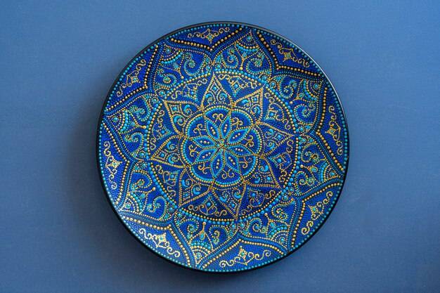 Декоративная керамическая тарелка с синими и золотыми цветами, расписные тарелки, крупным планом
